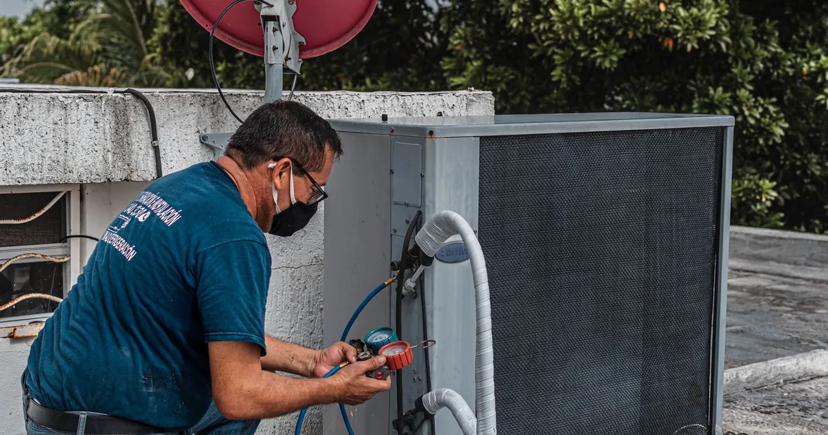 Technicien en intervention sur une climatisation