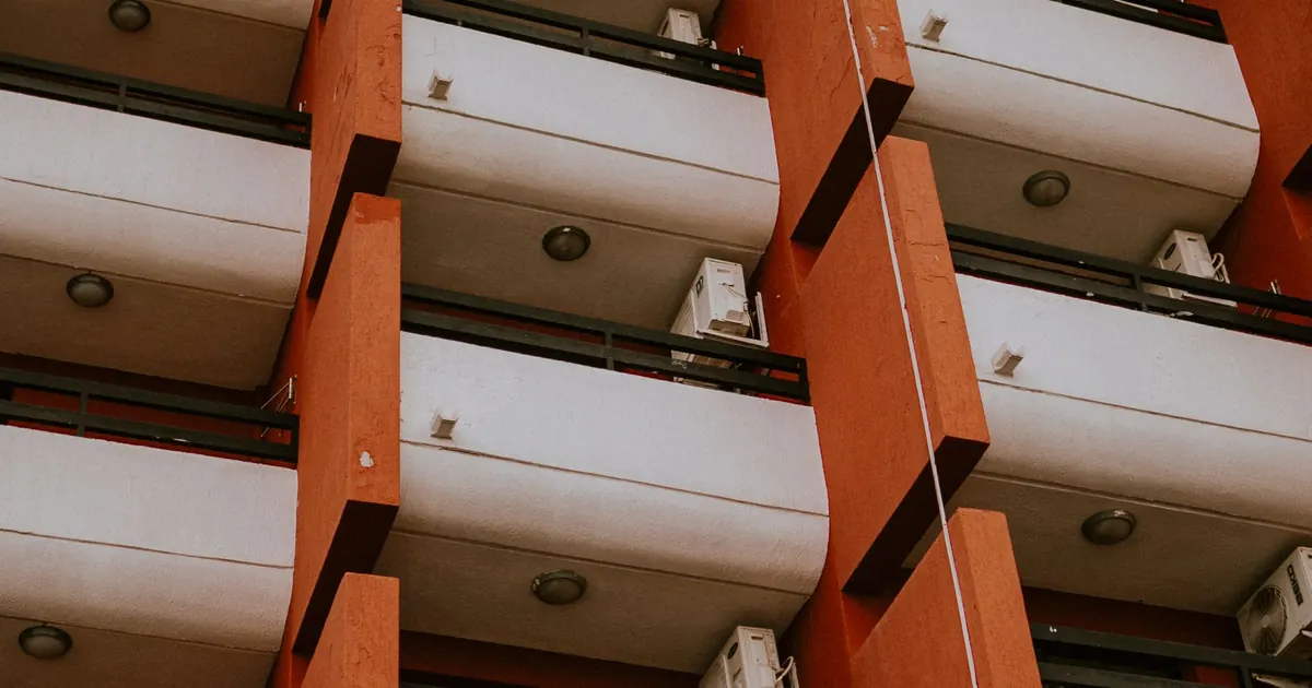 Unité de climatisation sur un balcon d'immeuble